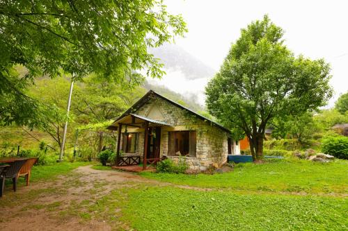 Thehraav By The River - Mudhouse Odyssey, Tirthan Valley, Banjār