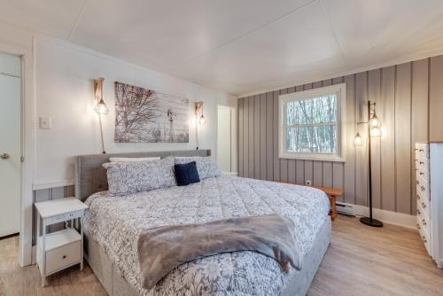 4 Mi to Skiing Cabin with Lake Access in Blakeslee 4 Mi to Skiing Cabin with Lake Access in Blakeslee