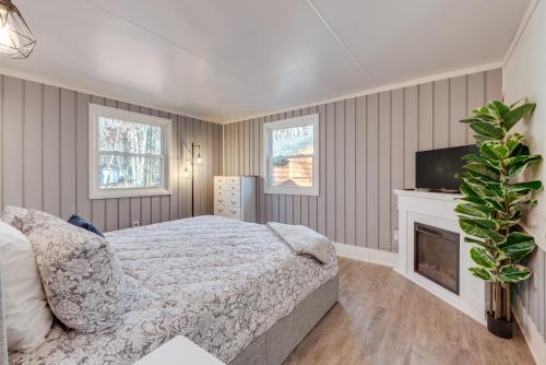 4 Mi to Skiing Cabin with Lake Access in Blakeslee 4 Mi to Skiing Cabin with Lake Access in Blakeslee