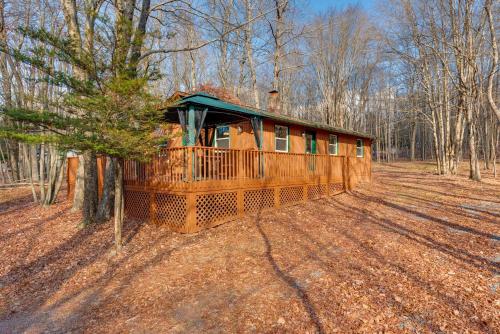 4 Mi to Skiing Cabin with Lake Access in Blakeslee 4 Mi to Skiing Cabin with Lake Access in Blakeslee