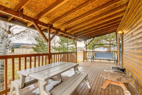 Mtn-View Cabin with Horse Pasture in Koosharem in มอนโร