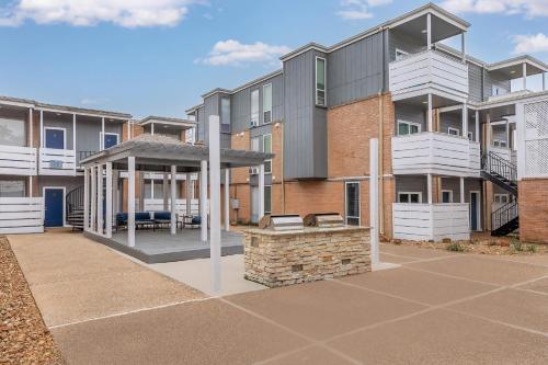 Modern Comfort Easy Access to Bay Area Attractions in Nassau Bay