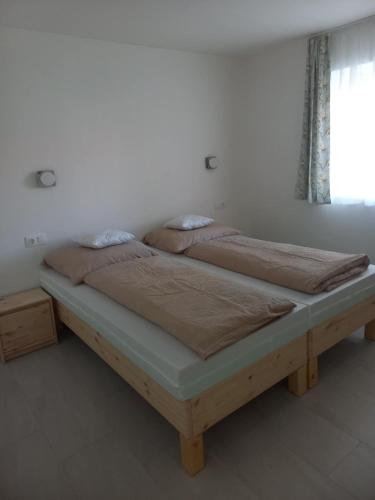2 bedrooms, 3 beds