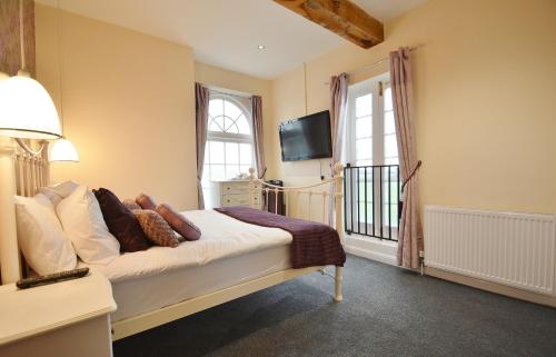 The Old Red Lion Set in a prime location of Thame, The Old Red Lion puts everything the city has to offer just outside your doorstep. The property has everything you need for a comfortable stay. Service-minded staff w