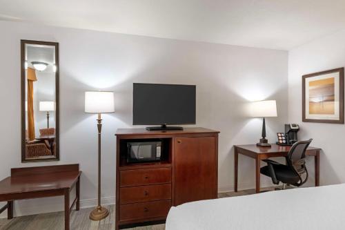 Best Western Plus Redondo Beach Inn Room Type - 1 King Bed, Non-Smoking, Interior Room, Work Desk, Wet Bar, Sofa, Microwave And Refrigerator, Full B