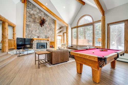 Luxury Keystone Cabin w/ Hot Tub, 1 Mi to Lifts!, Keystone