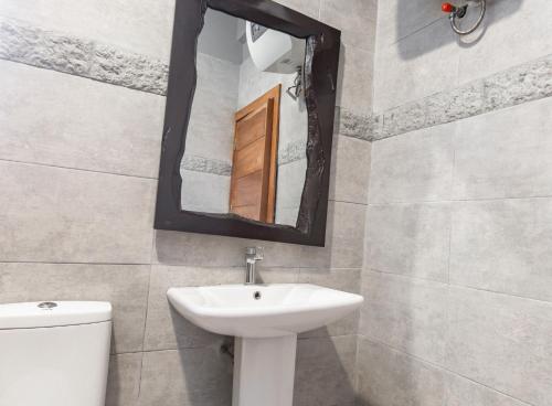 One-Bedroom Apartment image 9