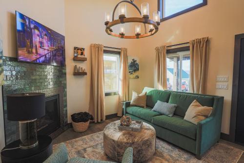 Valley View Resort Cabin 8 2-Bed Modern-Luxury with Hot Tub in Canaan Valley WV - main image