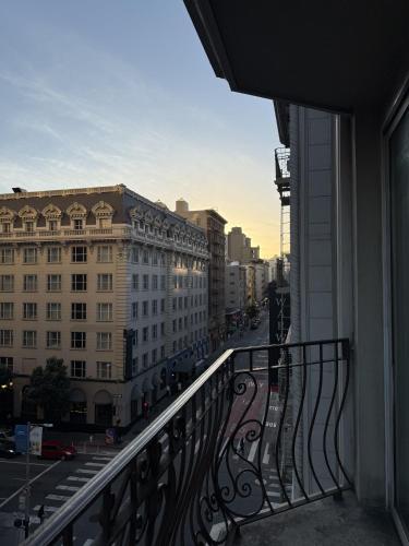 ระเบียง/ชานเรือน, Warwick San Francisco near พระมหาวิหารเกรซ