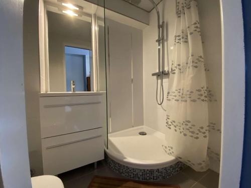 Two-Bedroom Apartment image 6
