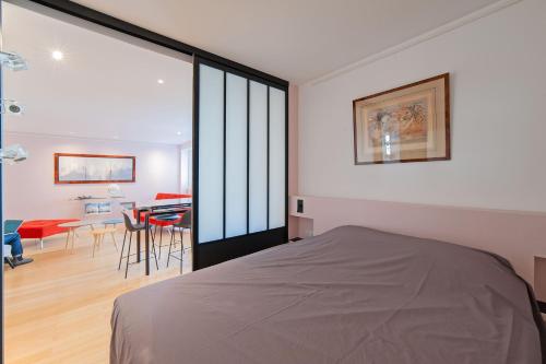 large pleasant studio alcove in center, Paris (photo 8)