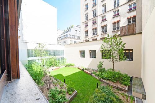 large pleasant studio alcove in center, Paris (photo 9)