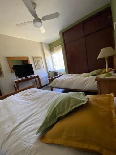 1 double bed, 2 twin beds