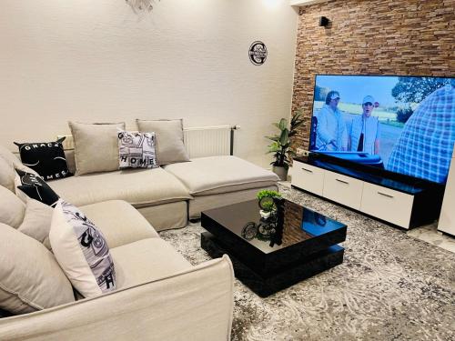 GraceHomes - 6 Zimmer Wohnung with parking - Up to 10 guests - Large group & family welcome in Jettingen, Deutschland