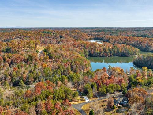 Lakefront, New, Private Dock, Hot Tub, Fire Pit, Canoe, Incredible Views Lakefront, New, Private Dock, Hot Tub, Fire Pit, Canoe, Incredible Views