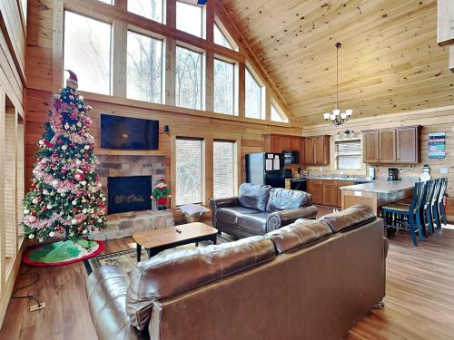 Back to Nature 2 Bedroom Fireplace Hot Tub WiFi Pet Friendly Sleeps 6 - main image