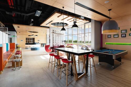 Bar/lounge, Aloft by Marriott Dubai South in Jebel Ali
