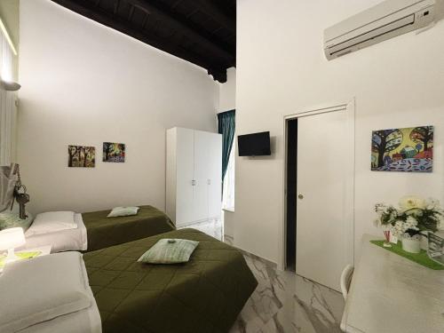 Twin Room image 10