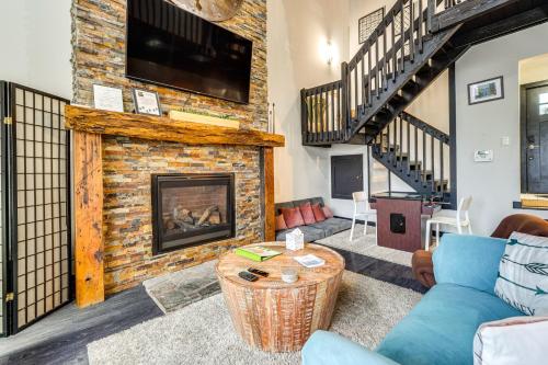Mtn-View Gem with Deck and Hot Tub in Tannersville in Tannersville