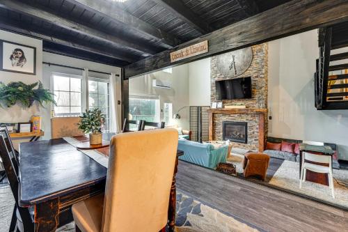 Mtn-View Gem with Deck and Hot Tub in Tannersville in Tannersville