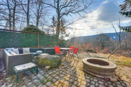Mtn-View Gem with Deck and Hot Tub in Tannersville in Tannersville