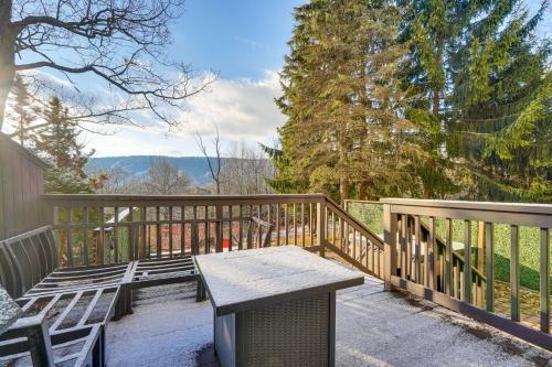 Mtn-View Gem with Deck and Hot Tub in Tannersville in Tannersville