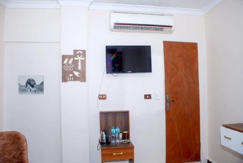 Room with view of the pyramids - image 4