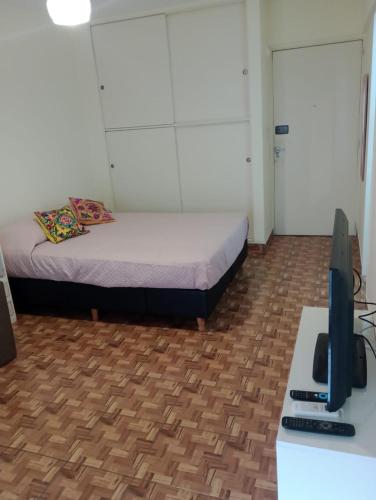 Studio Apartment with One Double Bed image 10