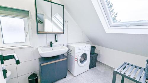 ALFA Stuttgart 3BR 5 Beds Netflix INET EBK Wasen Apartment nahe Daimler l Bathroom l Kitchen l WIFI & SmartTV l 3 Zimmer 5 Betten l Küche l Duschbad, Stuttgart (photo 6)