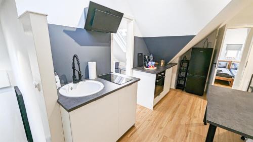 ALFA Stuttgart 3BR 5 Beds Netflix INET EBK Wasen Apartment nahe Daimler l Bathroom l Kitchen l WIFI & SmartTV l 3 Zimmer 5 Betten l Küche l Duschbad, Stuttgart (photo 5)