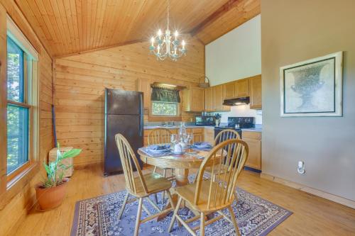 Studio with Mtn Views, 1 Mi to Thorncrown Chapel! in Eureka Springs, USA