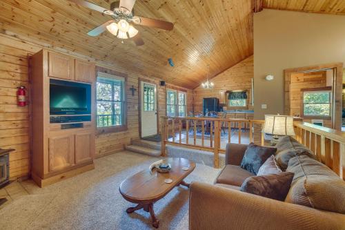 Studio with Mtn Views, 1 Mi to Thorncrown Chapel! in Eureka Springs, USA
