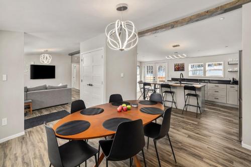 köök, Modern Private Stay with Luxury Amenities in Derby (VT)