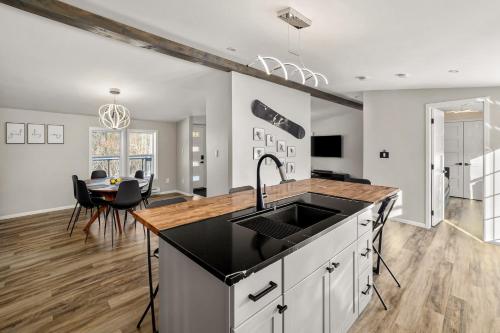 köök, Modern Private Stay with Luxury Amenities in Derby (VT)