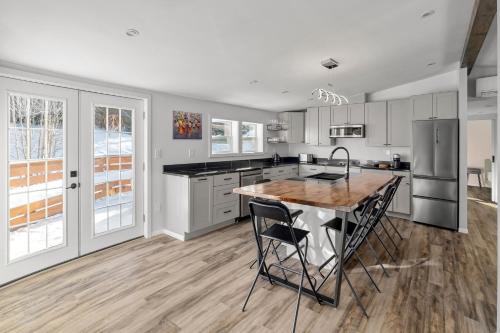 köök, Modern Private Stay with Luxury Amenities in Derby (VT)