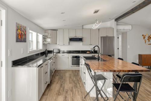 köök, Modern Private Stay with Luxury Amenities in Derby (VT)