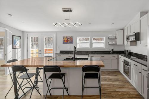 köök, Modern Private Stay with Luxury Amenities in Derby (VT)