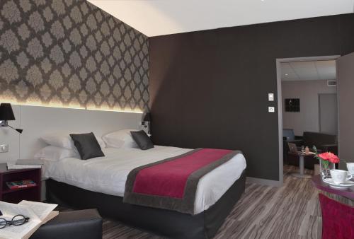 1 queen bed, 2 sofa beds