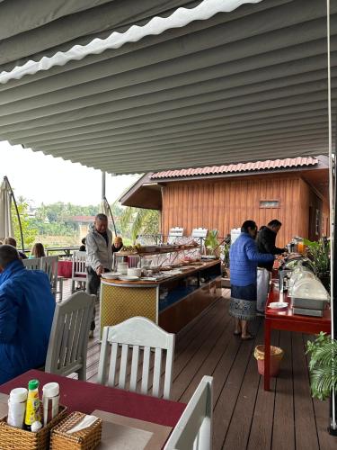 Merry Riverside Hotel near Souphanouvong Elnök Emlékmű