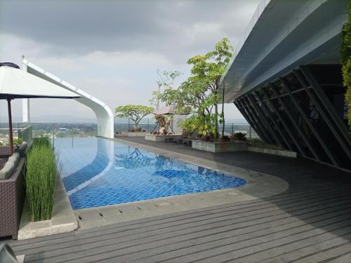 Best Homey and Modern Studio at Uttara The Icon Apartment By Travelio - image 5