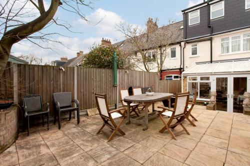Edencourt Apartment - main image