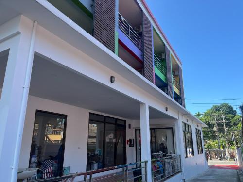 J & Ariya Hotel Near Samui Airport and Koh Phangan Pier - 숙소 외관