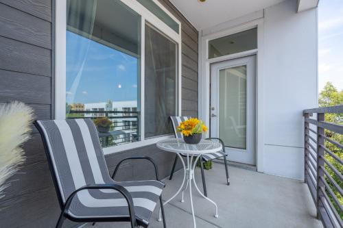 Top Floor City Views! King Bed Pool Gym Free Parking near San Antonio Művészeti Múzeum