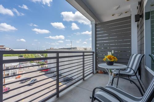 Top Floor City Views! King Bed Pool Gym Free Parking near San Antonio Művészeti Múzeum