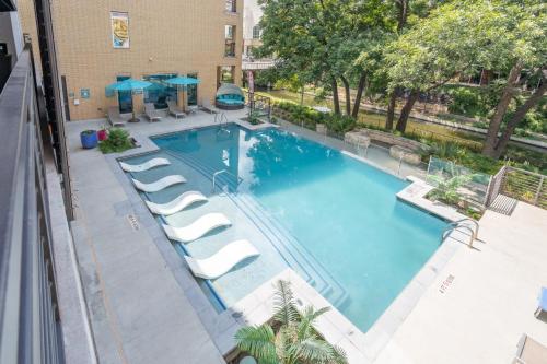 Úszómedence, Top Floor City Views! King Bed Pool Gym Free Parking near San Antonio Művészeti Múzeum
