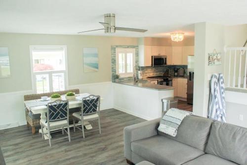 Kitchen, At the Beach - Old Homestead Beach House in Huron (OH)