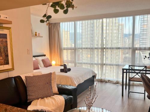 City Retreat With Views in the Heart of Downtown in Vancouver, Canada