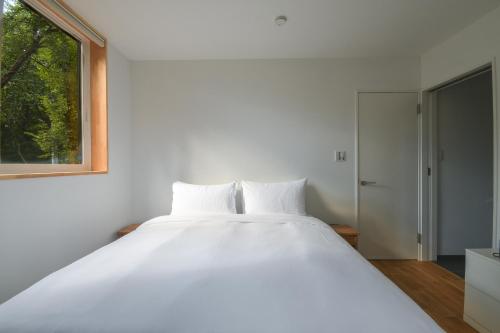 Iora - Newly built Japandi style luxury chalet, Hakuba (Foto 7)