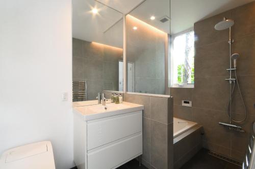 Iora - Newly built Japandi style luxury chalet, Hakuba (Foto 9)