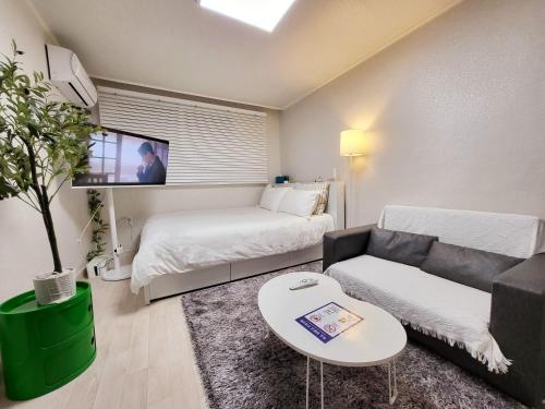 Moon House In Seoul #Quiet #Airport transport nearby#1 min to line2 nakseongdae subway, Soul
